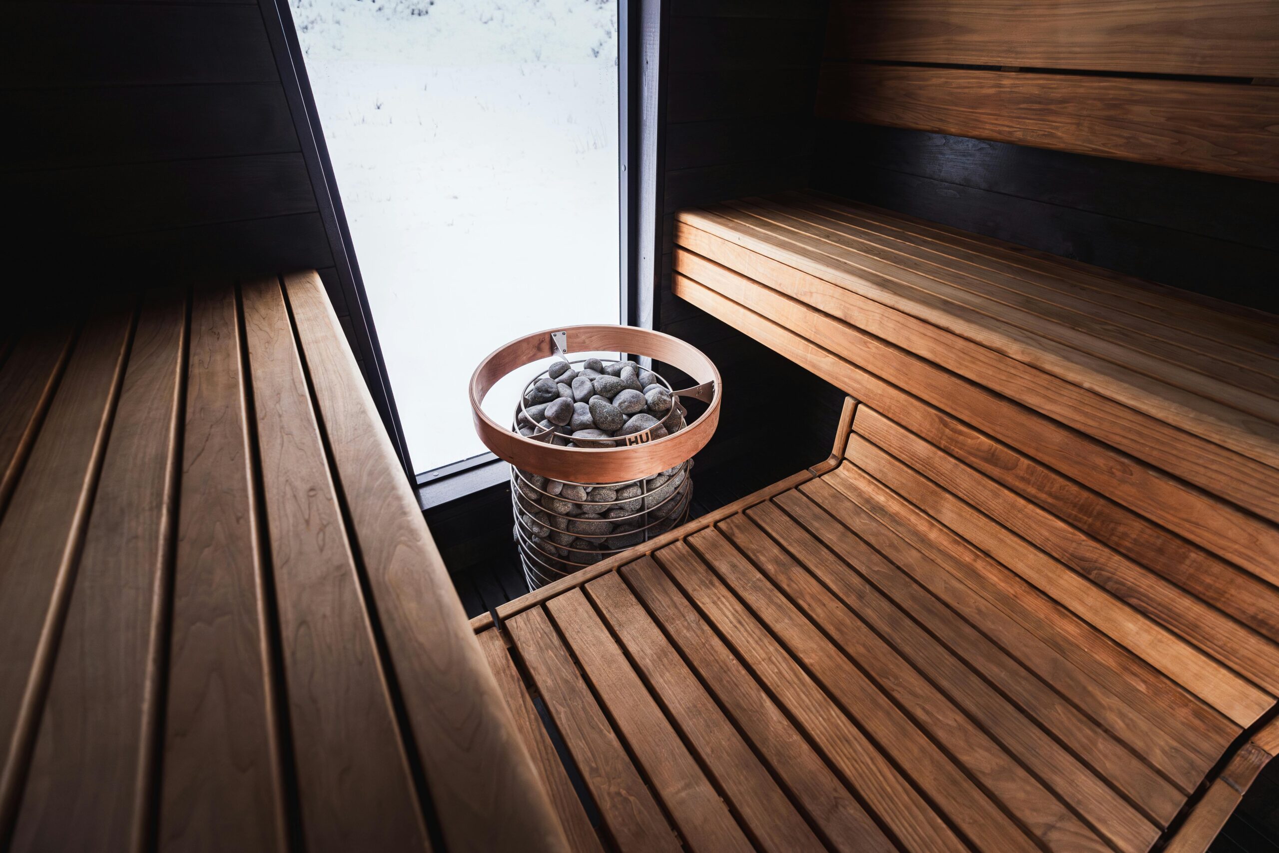 Tyylikäs pohjoismainen sauna puulauteilla ja modernilla kiukaalla Valmis sauna huolellisesti toteutetun remontin jälkeen