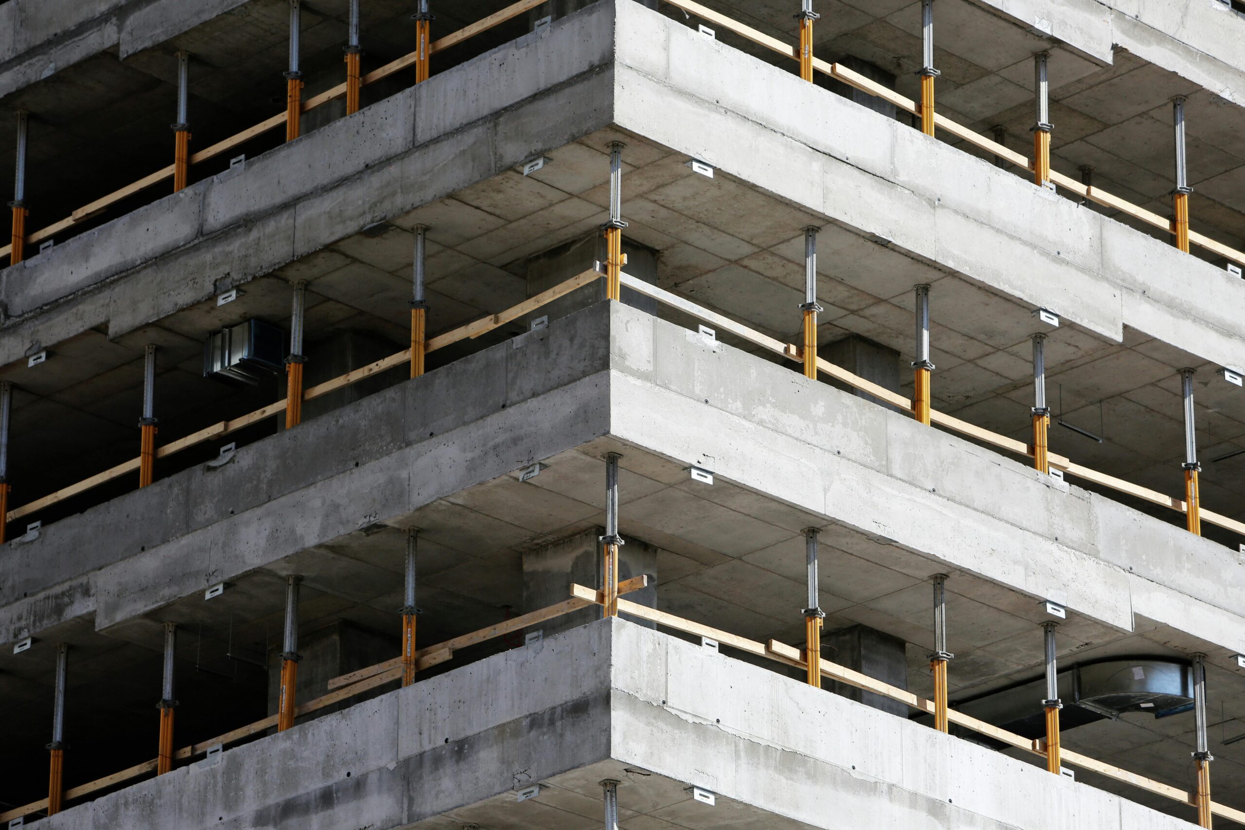 Betonirakenteinen rakennus työmaavaiheessa.Keskeneräinen betonirakennus teräsraudoituksineen.
