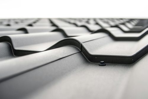 roof-plate-tiles-brick-black-48882-48882 Aaltokuvioinen peltikatto ja sen kiinnitysdetaljit. Omakotitalo uudella katolla ja kunnostetulla julkisivulla kattoremontti kattotyöt kattorakentaminen julkisivutyöt julkisivuremontti ulkoremontti terassin rakentaminen terassirakentaminen portaiden rakentaminen piharakennukset erikoisrakennukset
